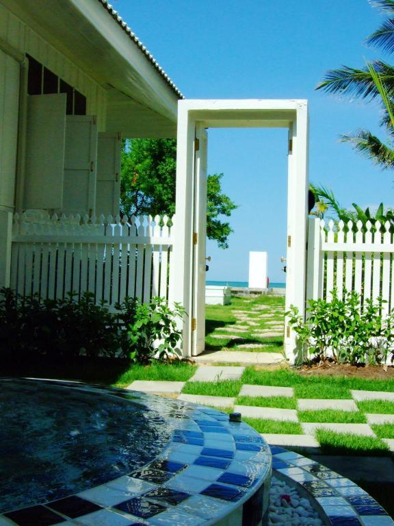 The Hen Hua Hin Hotel Стая снимка